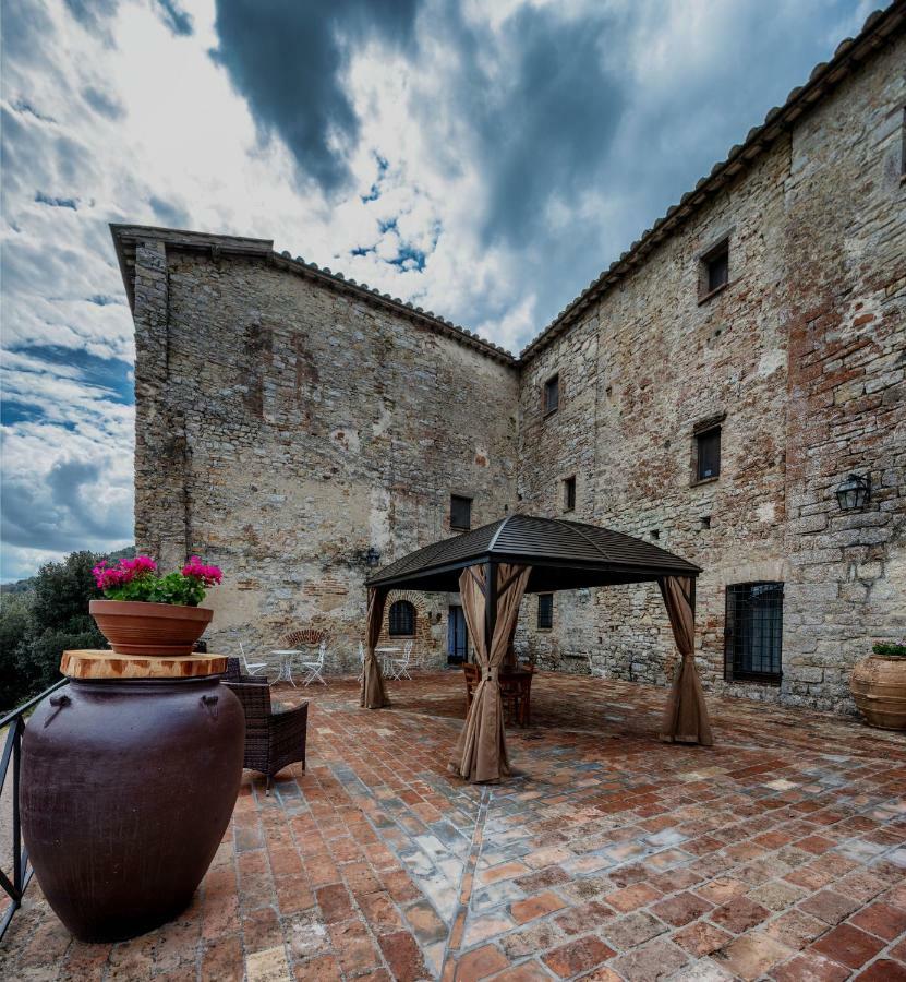 Castello Valenzino Aparthotel Pierantonio Exterior photo